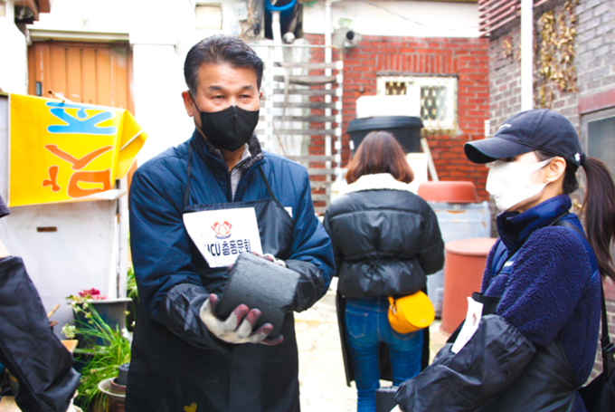 ▲ 경희사이버대학교 총동문회는 서울 노원구 상계마을에서 ‘사랑의 연탄나눔 봉사활동’을 펼치며 지역사회에 따뜻한 온기를 전했다.